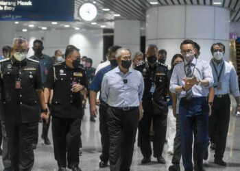 MUHYIDDIN Yassin ketika tinjauan operasi KLIA selepas dua minggu pembukaan sempadan negara di KLIA, Sepang, Selangor. - UTUSAN/FAISOL MUSTAFA