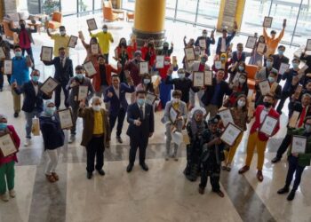 Lim Ban Hong (depan, lima kiri), Mohamad Hariri Abdullah (depan, empat kiri) bersama penerima anugerah Malaysia Good Design Awards 2019 anjuran Majlis Rekabentuk Malaysia di Bangi, semalam. - UTUSAN/AMIR KHALID