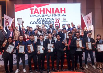 ISHAM Ishak (belakang tengah) bergambar bersama para penerima anugerah pada Majlis Penganugerahan Malaysia Good Design Award 2022 dan Pensijilan Certified Industrial Designer (CIDE) di Putrajaya. - UTUSAN/FAISOL MUSTAFA