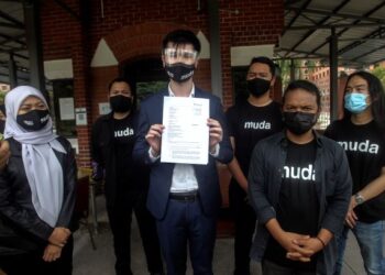 LIM Wei Jiet (tengah) menunjukkan surat tuntutan rayuan Muda berkenaan keputusan ROS menolak pendaftaran parti itu di perkarangan Kompleks Kerajaan Parcel D di Putrajaya di sini, hari ini. - UTUSAN/FAISOL MUSTAFA