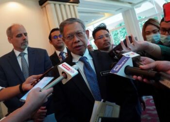 MUSTAPA Mohamed bercakap kepada pemberita selepas Majlis Perbincangan Meja Bulat Mengenai Membasmi Kemiskinan dan Menangani Kerentanan Dalam Normal Baru bersama Pertubuhan Bangsa-Bangsa Bersatu (PBB) di Hotel Marriot, Putrajaya, di sini, hari ini. -UTUSAN/FAISOL MUSTAFA