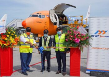 Azrul Hisham Abdul Wahab (tengah), Danny Khaw (kiri) dan Mohamed Sallauddin Mat Shah memotong riben sempena perasmian penerbangan harian My Jet Xpress ke Kuching dan Kota Kinabalu di Sepang, semalam.