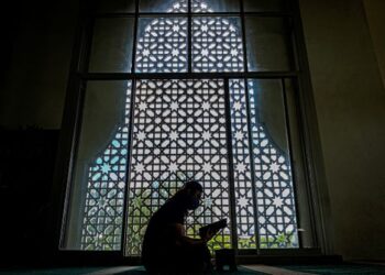 Dalam berdepan ‘perang’ melawan Covid-19, kita tiada pilihan kecuali bertahan dengan segala kekuatan fizikal, emosi dan yang lebih utama, mental. – Utusan/SHIDDIEQIIN ZON