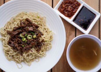 MENYELERAKAN...Mi kolok daging Sarawak