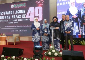 HASLINA Abdul Hamid (tengah) melancarkan gimik perasmian Mesyuarat Agung Tahunan NAFAS ke-49 Tahun 2022 di Putrajaya. - UTUSAN/FAISOL MUSTAFA