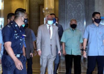 NAJIB Tun Razak tiba di Istana Kehakiman bagi prosiding rayuan berhubung sabitan salah dan hukuman penjara 12 tahun serta denda RM210 juta yang dikenakan terhadapnya selepas didapati bersalah atas tujuh pertuduhan membabitkan penyelewengan dana RM42 juta milik syarikat SRC International Sdn. Bhd. - UTUSAN/FAISOL MUSTAFA