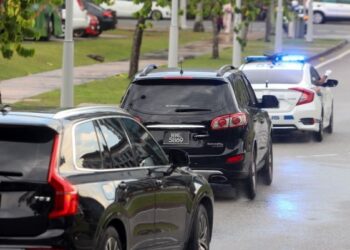 KENDERAAN hitam Inokom nombor pendaftaran WWE 5869 yang membawa Datuk Seri Najib Tun Razak meninggalkan Istana Kehakiman. - UTUSAN/FAISOL MUSTAFA