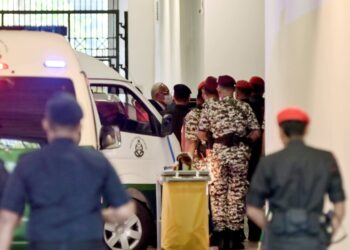 NAJIB Tun Razak tiba di Mahkamah Persekutuan untuk pendengaran permohonannya agar sabitan dan hukuman penjaranya dalam kes rasuah SRC International disemak semula di Putrajaya. - UTUSAN/FAISOL MUSTAFA