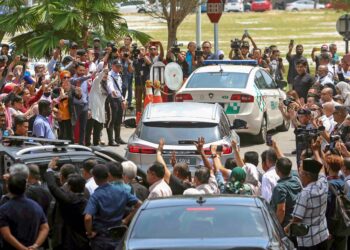 Kenderaan membawa Najib Tun Razak meninggalkan pekarangan Istana Kehakiman, Putrajaya, semalam. - FOTO/FAISOL MUSTAFA