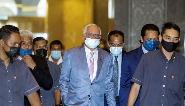 Hakim terkhilaf anggap Najib pengarah bayangan SRC International Hakim terkhilaf anggap Najib pengarah bayangan SRC International