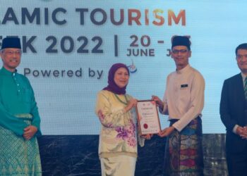 NANCY Syukri menyampaikan sijil penghargaan kepada rakan kongsi strategik ITW pada Islamic Tourism Week 2022 di Putrajaya. - UTUSAN/FAISOL MUSTAFA