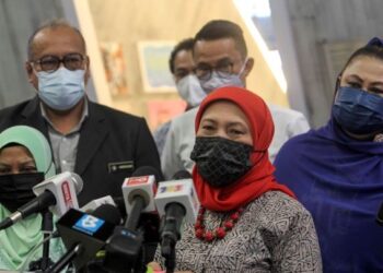 NANCY Syukri pada sidang akhbar selepas Majlis Perasmian KUL Art Airport di Terminal Utama KLIA, Sepang, Selangor. - UTUSAN/FAISOL MUSTAFA