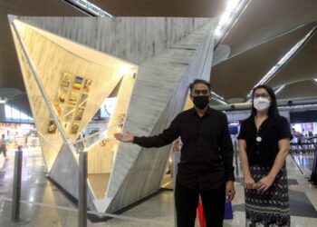 FUAD Abdullah dan Louise Manjaji ibu bapa kepada Allahyarham Noah Iskandar Fuad menunjukkan karya Polyhedron Pavillion selepas Majlis Perasmian KUL Art Airport di Terminal Utama KLIA, Sepang, Selangor. - UTUSAN/FAISOL MUSTAFA