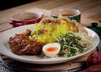 Ayam percik enak dimakan bersama nasi putih atau nasi minyak.