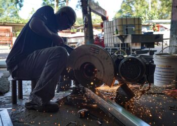 PUSAT-PUSAT TVET perlu menjalin kerjasama strategik dengan pihak industri untuk memudahkan graduan mendapat pekerjaan selepas tamat pengajian. – UTUSAN/AMIR KHALID
