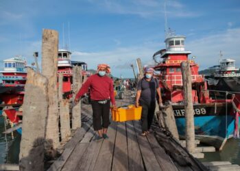PERAIRAN kita kaya dengan ikan dan hasil laut lain, namun harganya sangat mahal untuk dinikmati oleh rakyat. – UTUSAN/ SHAHIR NOORDIN