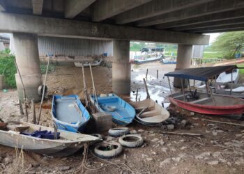 KEADAAN bot nelayan yang tersadai ekoran penurunan mendadak paras sungai yang berpunca daripada kerosakan pintu baraj Sungai Muda di Tikam Batu, Sungai Petani. Kedah. - UTUSAN/NUR SYAZWANA MANSOR