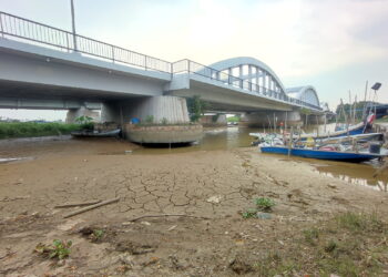 KEADAAN air surut yang berlaku disebabkan kerosakan pintu baraj Sungai Muda di Tikam Batu, Sungai Petani. -UTUSAN/NUR SYAZWANA MANSOR