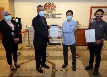 JUFITRI Joha (dua kanan) menyerahkan surat gesaan kepada Ketua Komunikasi Korporat Kementerian Perdagangan Dalam Negeri dan Hal Ehwal Pengguna (KPDNHEP), Yunus Tasim (dua kiri) mengenai tindakan penguatkuasaan terhadap penjualan produk tembakau, permainan dan aksesori seks (sex toys) yang dijual secara terbuka dan berleluasa di pasaran di Kementerian Perdagangan Dalam Negeri dan Hal Ehwal Pengguna (KPDNHEP) Putrajaya, di sini, hari ini.-UTUSAN/FAISOL MUSTAFA