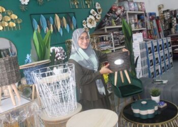 NORASLINDA Ahmad menunjukkan antara barangan perhiasan rumah yang dijual di Nora Home Deco, di Jalan Bakek, Pontian, Johor. – UTUSAN/MUHAMMAD ZIKRI