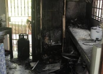 Keadaan bahagian dapur rumah Kamariah Derauh yang terbakar dalam kejadian di Kampung Nerambai, Lubok China, Rembau, Negeri Sembilan, pagi tadi.