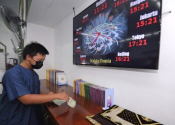 YONG Kah Seng turut membantu membersihkan ruang solat di Masjid Kariah Pekan Mantin. – UTUSAN/MOHD. SHAHJEHAN MAAMIN