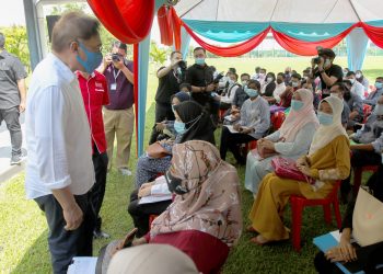 ANWAR Ibrahim (kiri) beramah mesra dengan calon temuduga terbuka Hospital UCSI di Bandar Springhill, Port Dickson, Negeri Sembilan, semalam.  – Foto: BADRUL HAFIZAN MAT ISA