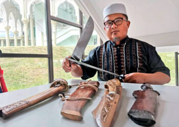 ABDUL Manas Md. Isa menunjukkan teknik mengasah dan koleksi parang yang dimiliki beliau di Seremban, semalam. –  Foto: SYED AHMAD ZULKARNAIN SYED ALI.