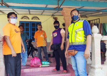 ADNAN Kasim (tengah) menerima bantuan makanan daripada pihak MPKK Felda Bukit Rokan Utara, Tampin baru-baru ini.-UTUSAN/NOR AINNA HAMZAH.