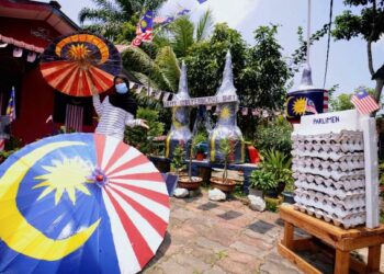 KREATIVITI Nur Fatihah membolehkannya memenangi Pertandingan Rumah Tercantik Jalur Gemilang di Kampung Sungai Timun, Rembau.-UTUSAN/MOHD. SHAHJEHAN MAAMIN.