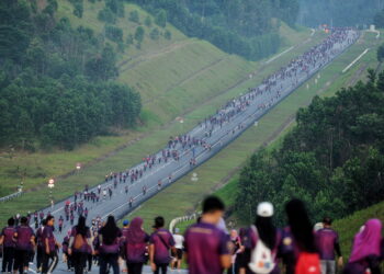 SEREMBAN 29 OKTOBER 2022 - KIRA-kira 1,000 orang menyertai program larian ria, Temiang-Pantai Bypass Fun Run 2022 yang diadakan di Jalan Temiang-Pantai di Seremban hari ini.
Program melibatkan larian sejauh lima kilometer anjuran kerajaan Negeri Sembilan bersama Majlis Bandaraya Seremban (MBS) itu bertujuan mempromosikan jalan tersebut yang sememangnya sering dikunjungi orang ramai terutama pada hujung minggu dan cuti umum sebagai produk pelancongan.
Ia mendapat jolokan sebagai 'New Zealand Malaysia' ekoran pemandangan sekitarnya yang indah. -UTUSAN/MOHD. SHAHJEHAN MAAMIN.