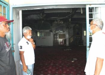 HARUN Abdul Rahman (kanan) melihat keadaan dalam Masjid Kariah Kampung Bongek yang musnah dalam kebakaran di Rembau, Negeri Sembilan, semalam. – FOTO/NOR AINNA HAMZAH