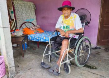 ABDUL Ghani Abdul Hamid yang kini kudung sebelah kaki ketika ditemui Utusan Malaysia di Kampung Ulu Gadong, Rembau kelmarin–UTUSAN/NOR AINNA HAMZAH.