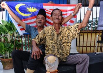 SULAIMAN Maarof (kanan) dan Hamid Katik ketika ditemui Utusan Malaysia di Pedas, Rembau, Negeri Sembilan kelmarin. – FOTO/MOHD. SHAHJEHAN MAAMIN