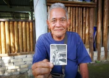 RAMLY Mohd. Sharif menunjukkan gambar lama semasa dia berkhidmat sebagai askar Melayu ketika ditemui Utusan Malaysia di Titi, Jelebu, baru-baru ini. – UTUSAN/ZAKKINA WATI AHMAD TARMIZI