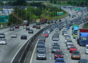 Beberapa lebuh raya utama mula bergerak perlahan menjelang tengah hari.- Gambar hiasan