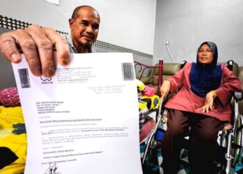 MAT Izam Mohd. Kalam yang lumpuh separuh badan menjaga isterinya Heryalti yang mengalami masalah hilang ingatan di rumahnya di Taman Sri Telawi, Seremban. Kisahnya disiarkan Utusan Malaysia pada 21 Februari lalu. - FOTO/NOR SHAFAWATI YUP