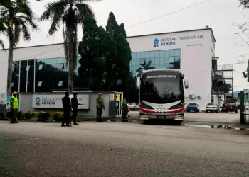 Sebuah bas Jabatan Kesihatan Negeri, Negeri Sembilan di lihat keluar  bagi membawa pelajar sekolah tersebut yang positif Covid-19 di Sekolah Tinggi Islam As Sofa (STIAS) Senawang pada 24 Oktober 2020.