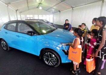 HADIAH kereta yang bakal menjadi milik pengunjung bertuah yang hadir ke MSAM 2022 yang sedang berlangsung sehingga 30 November ini di Kawasan Lapang Pantai Batu 1, Port Dickson.-UTUSAN/MOHD. SHAHJEHAN MAAMIN.