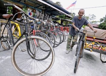 MOHD. Nasir Abdul Wahab menunjukkan koleksi basikal klasik miliknya ketika ditemui Utusan Malaysia di rumahnya di Taman Sri Ulu Bendul, Kuala Pilah baru-baru ini.-UTUSAN/MOHD. SHAHJEHAN MAAMIN.