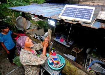 AB Zahar Ab Rashid menggunakan tenaga elektrik yang terhad daripada panel solar yang dipasang di atas bumbung rumahnya ketika ditemui  di Kampung Dusun Umbut, Jelebu pada 21 Jun 2021.-UTUSAN/MOHD. SHAHJEHAN MAAMIN.