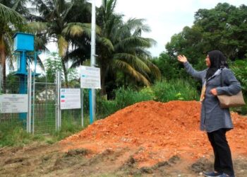 NORMI Bedol menunjukkan salah satu Siren Amaran Banjir yang dipasang di Kampung Ismail, Ampangan, Seremban.