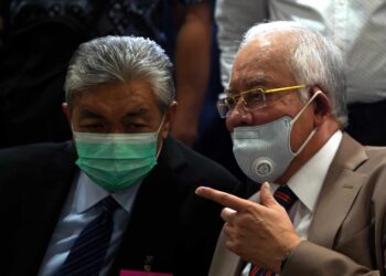 NAJIB Tun Razak bersama Ahmad Zahid Hamidi ketika menunggu keputusan kes babitkan bekas perdana menteri itu di Kuala Lumpur.