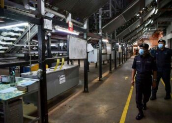 WAN Kamarul Azran Wan Yusof (dua kanan) bersama beberapa agensi penguatkuasaan melakukan pemeriksaan di kilang-kilang sekitar Sepang bagi memeriksa pematuhan SOP premis berkenaan. - UTUSAN/FAISOL MUSTAFA