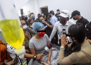 KHAIRUL Dzaimee Daud ketika menyertai operasi penguatkuasaan imigresen menyerbu sebuah pusat rawatan kecantikan tidak bertauliah diuruskan warga asing di Dengkil, Selangor. - UTUSAN/FAISOL MUSTAFA
