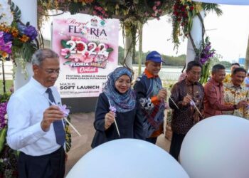 SHAHIDAN Kassim (tengah) bersama merasmikan majlis prapelancaran Festival Bunga dan Taman Floria Diraja Putrajaya. -UTUSAN/AISOL MUSTAFA