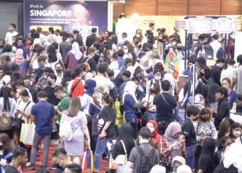 Pencari kerja mengintai peluang pekerjaan pada Pameran Kerjaya Talentbank di Pusat Konvensyen Sunway Pyramid . - MINGGUAN/SADDAM YUSOFF