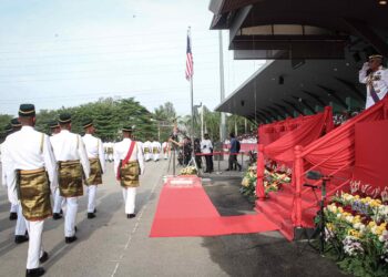 ZAMROSE Mohd. Zain memberi tabik hormat ketika acara Perbarisan Penghargaan Panglima Tentera Darat Ke-28 di Dataran Panglima Tentera Darat, Kem Perdana Sungai Besi. - UTUSAN/FAIZ ALIF ZUBIR