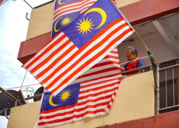 PASANG Jalur Gemilang dengan cara  yang betul dan  tidak  menggunakan bendera  yang lusuh dan koyak.