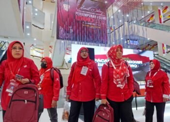 SEBAHAGIAN ahli Wanita UMNO yang melakukan persiapan selepas selesai mendaftar masuk di ruang legar Pusat Dagangan Dunia (WTC) Kuala Lumpur sempena Perhimpunan Agung UMNO.